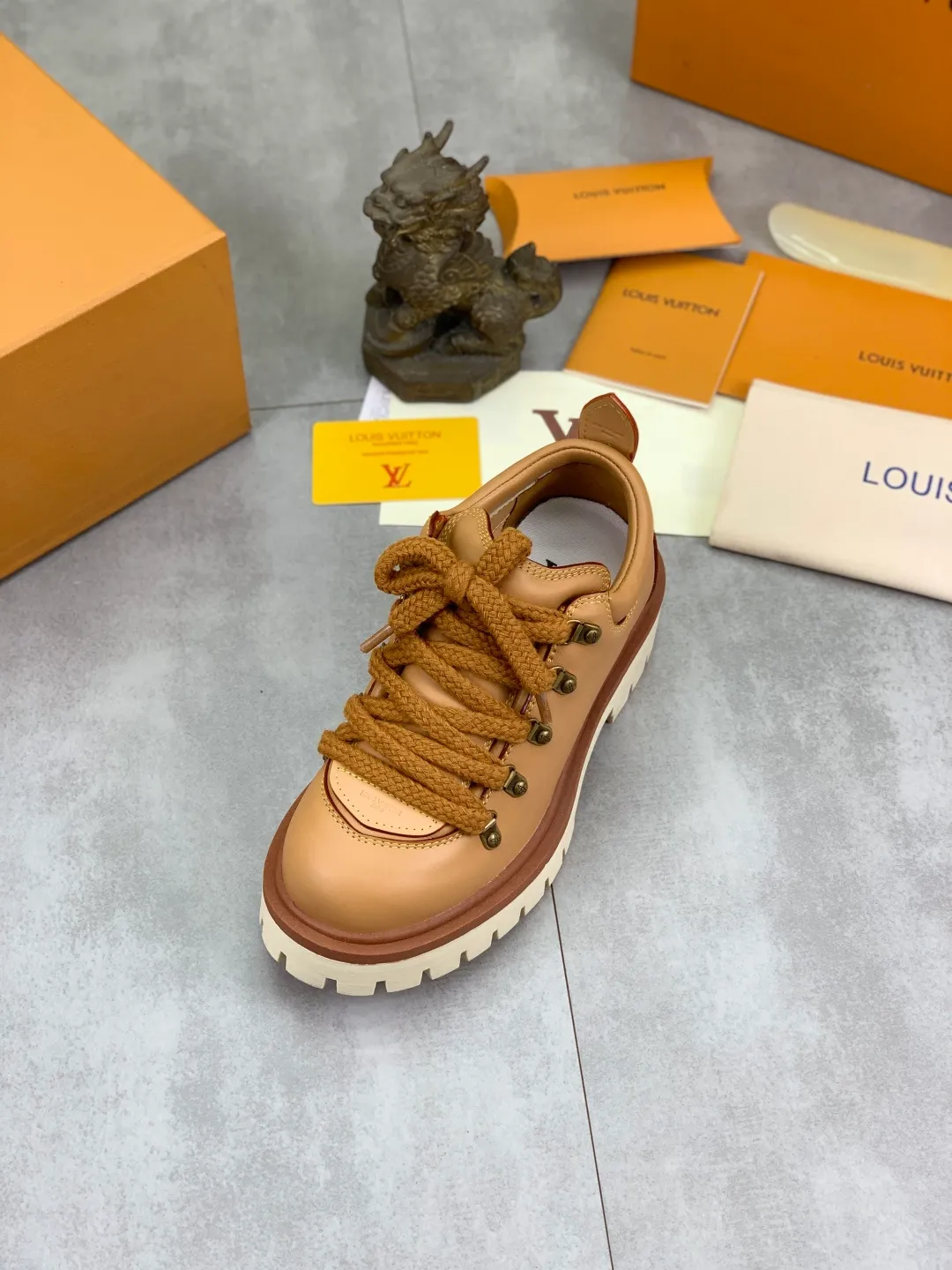 Men's shoes 💰P680 new LV | Louis Vuitton 🧡💚2025 autumn and winter new models, top version ⚠️ The counter features the latest LV REMIX lace-up mountaineering derby shoes, new hard goods 🆕 ❥BS purchasing level! Full of high-end feel! A popular model among bloggers at home and abroad, it’s retro and fashionable, and looks stunning on your feet! Mainly recommended models on the official website★ ━━━━━ ЅᏇєєt ━━━━━ ▪️Upper: top-grade first-layer cowhide ▪️Lining: imported sheepskin ▪️Outsole: original open-molded TPU non-slip outsole ▪️Sole height: 3.5cm ▪️Shoe size: Women 35-41 (41 customization is not returnable) Male 39-45 (46 customized, non-refundable)